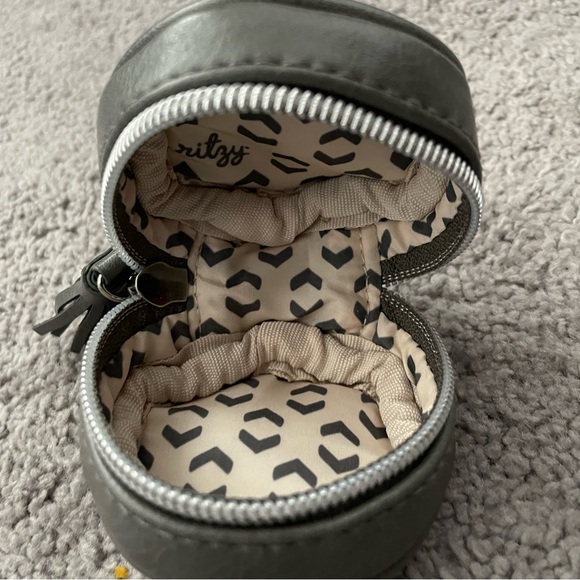 Itzy Ritzy pacifier holder - Picture 2 of 2